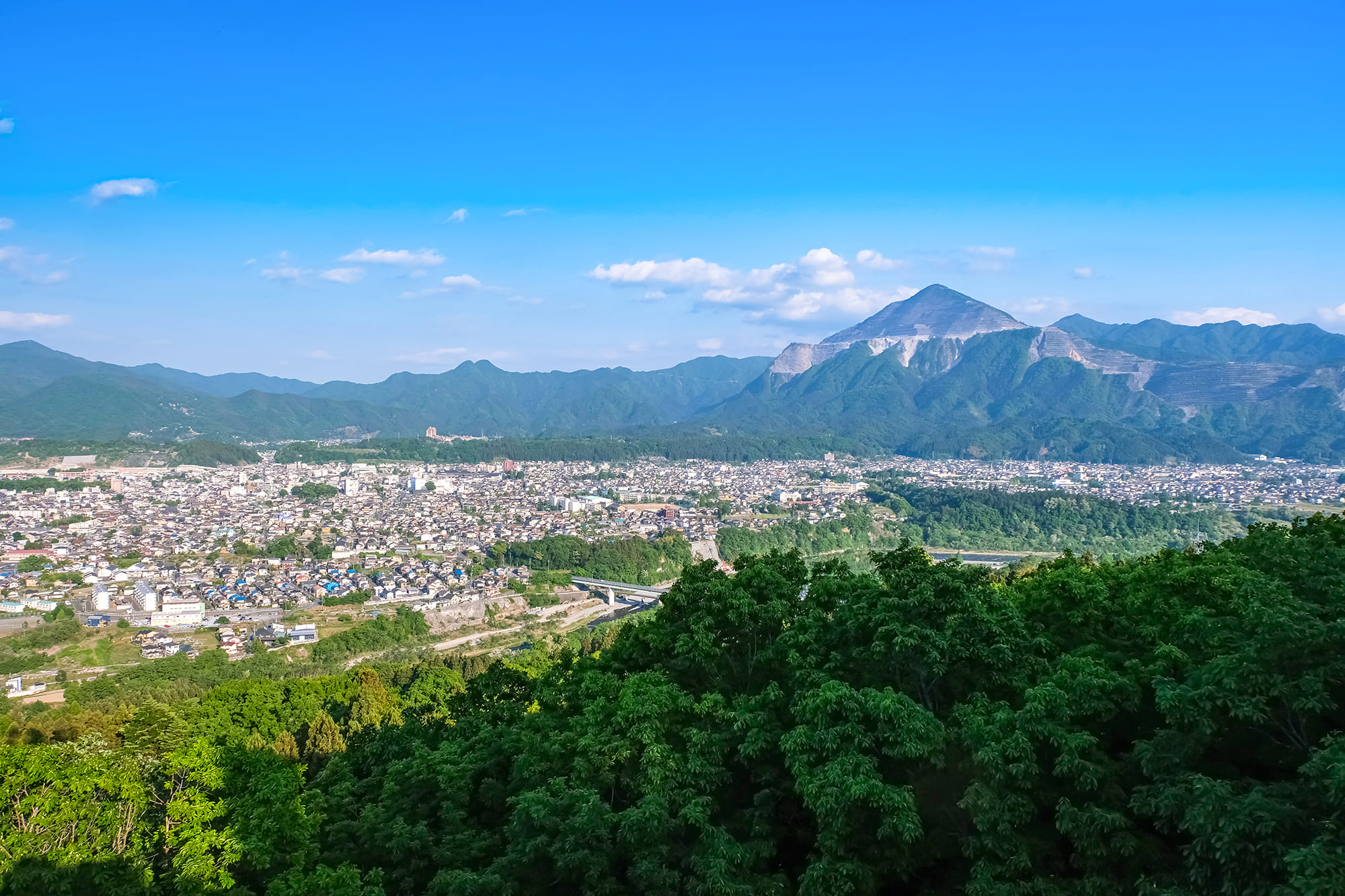秩父の街と山並み
